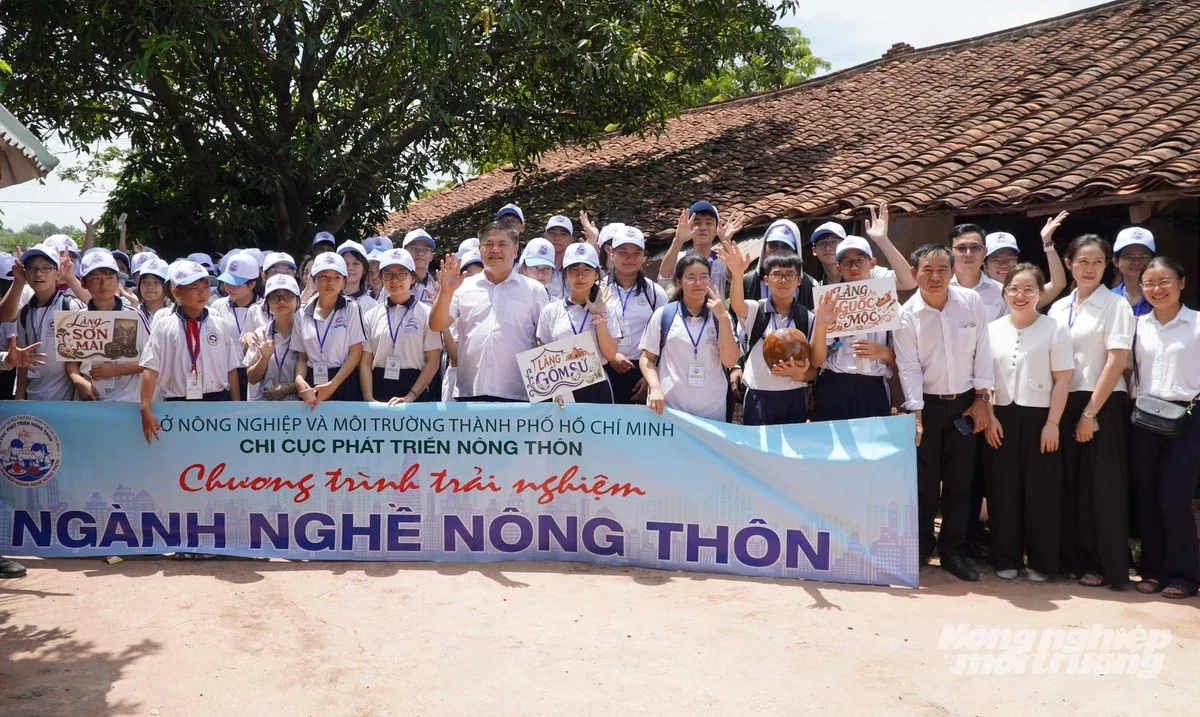 100 học sinh TPHCM khám phá nghề gốm, sơn mài tại làng nghề di sản