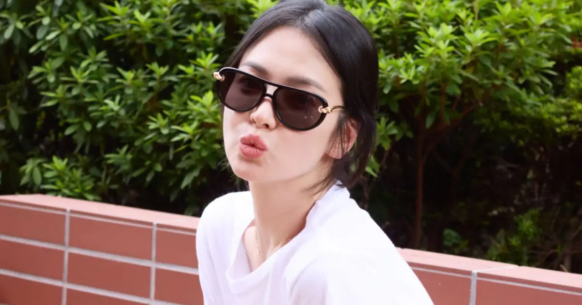 Bí quyết mặc đẹp đơn giản của Song Hye Kyo với áo thun trắng và quần jeans