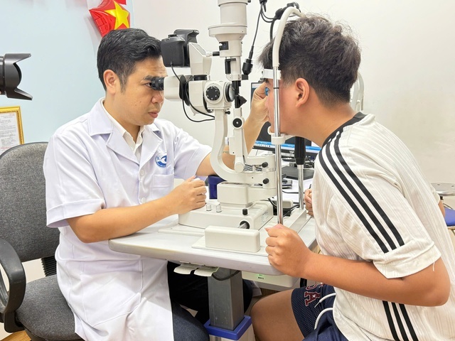 Tật khúc xạ ở trẻ em gia tăng nhanh: Cha mẹ không thể đứng ngoài