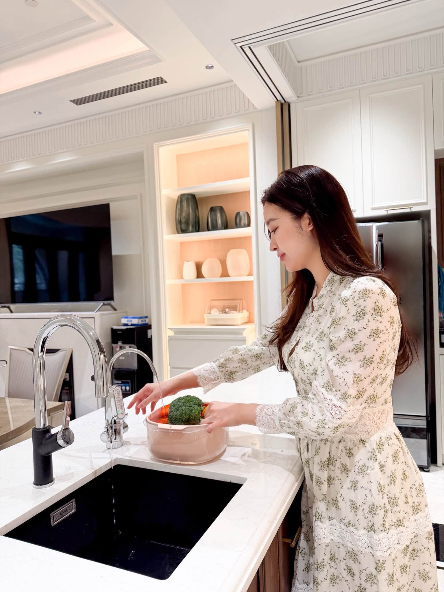 Khám phá phòng bếp hiện đại trong biệt thự 6 tầng của Đỗ Mỹ Linh