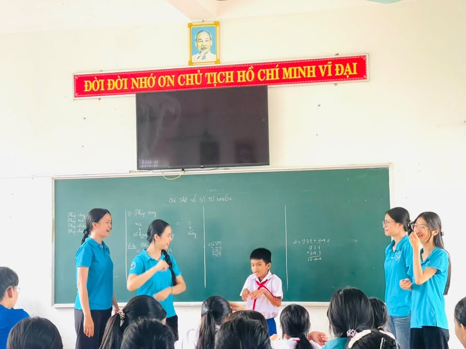 Lớp học hè miễn phí: chiếc “phao” cho trẻ em khó khăn