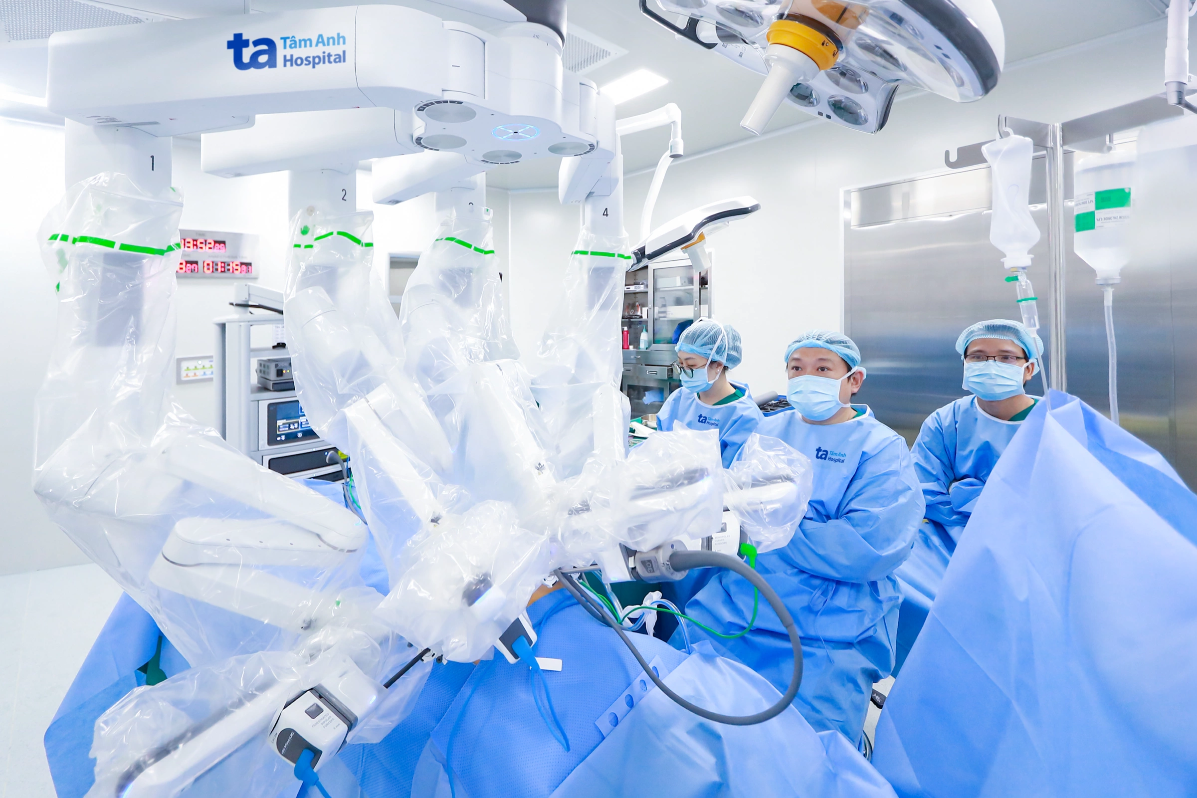 Bước ngoặt phẫu thuật robot Da Vinci: Hai robot, một ca ung thư