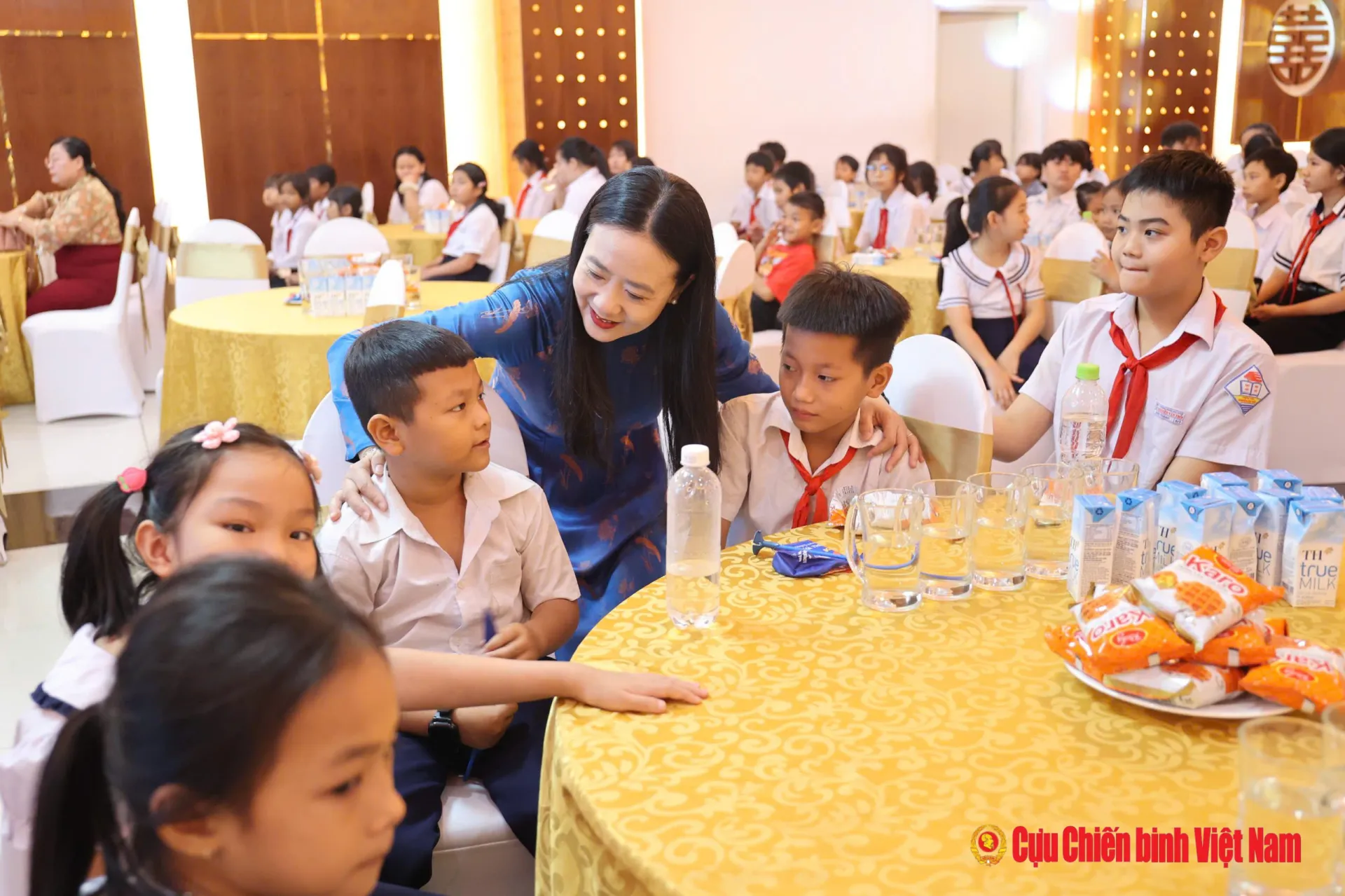 Hơn 200 suất học bổng và quà tặng tiếp sức trẻ em khó khăn trước năm học mới