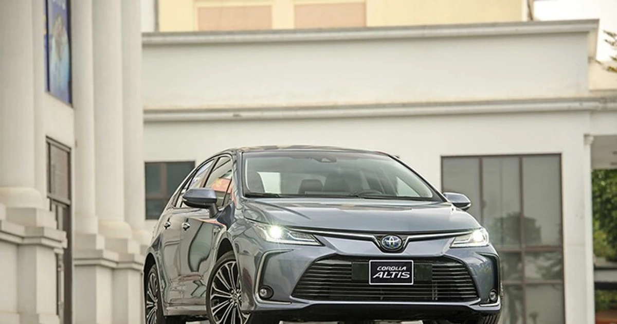 Toyota Corolla Altis: nên chọn bản Hybrid hay xăng thường?