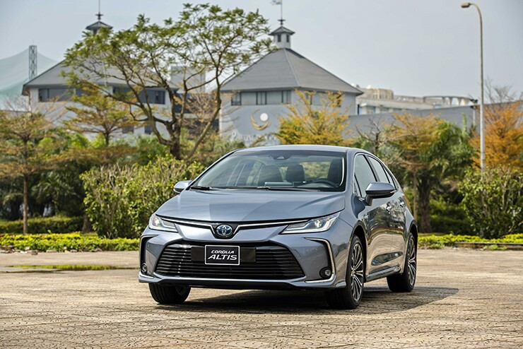 Toyota Corolla Altis: nên chọn bản Hybrid hay xăng thường?
