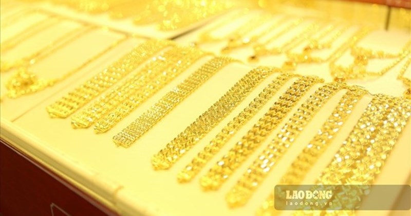 Giá vàng tăng liền mạch khi đồng USD yếu và Fed bị nghi ngờ