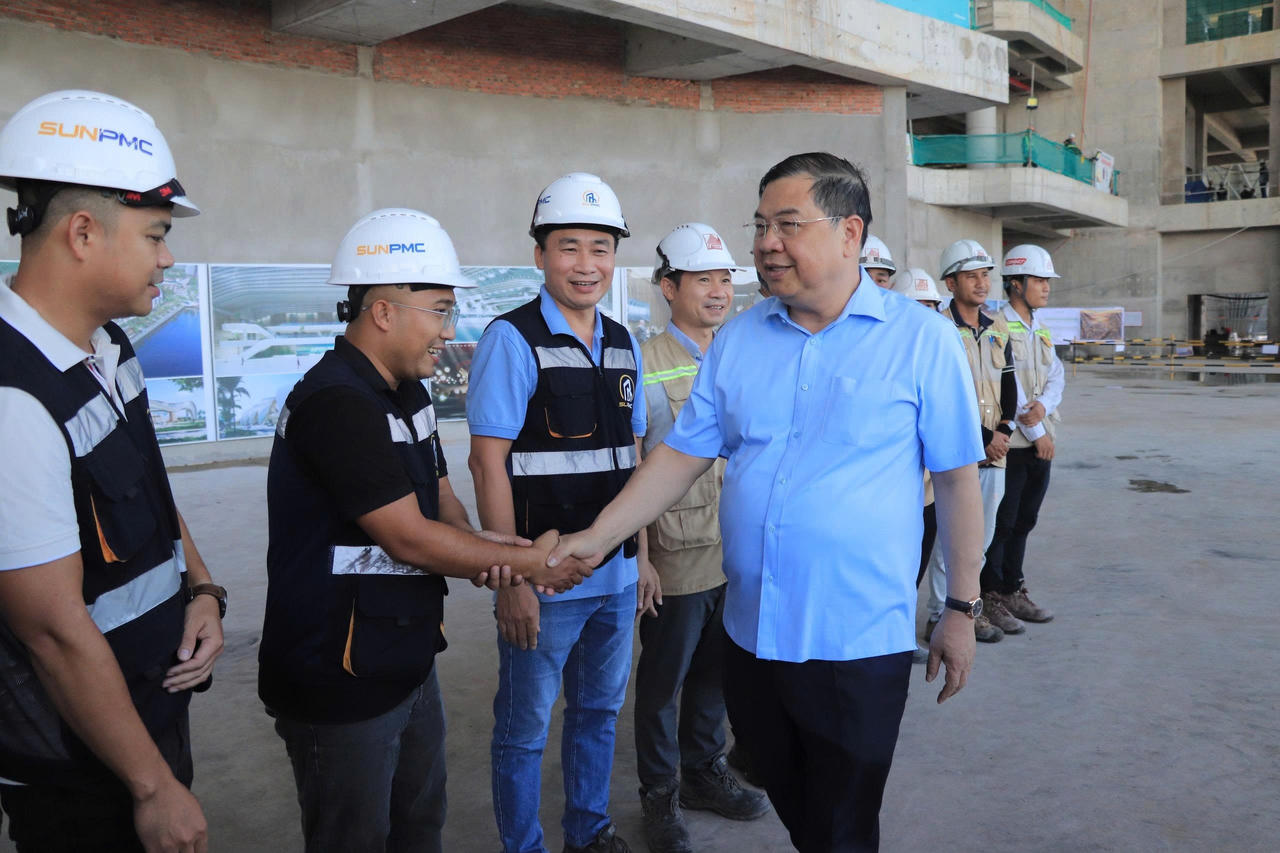 Phó Thủ tướng kiểm tra công trình APEC: Phú Quốc và An Giang chạy đua tiến độ