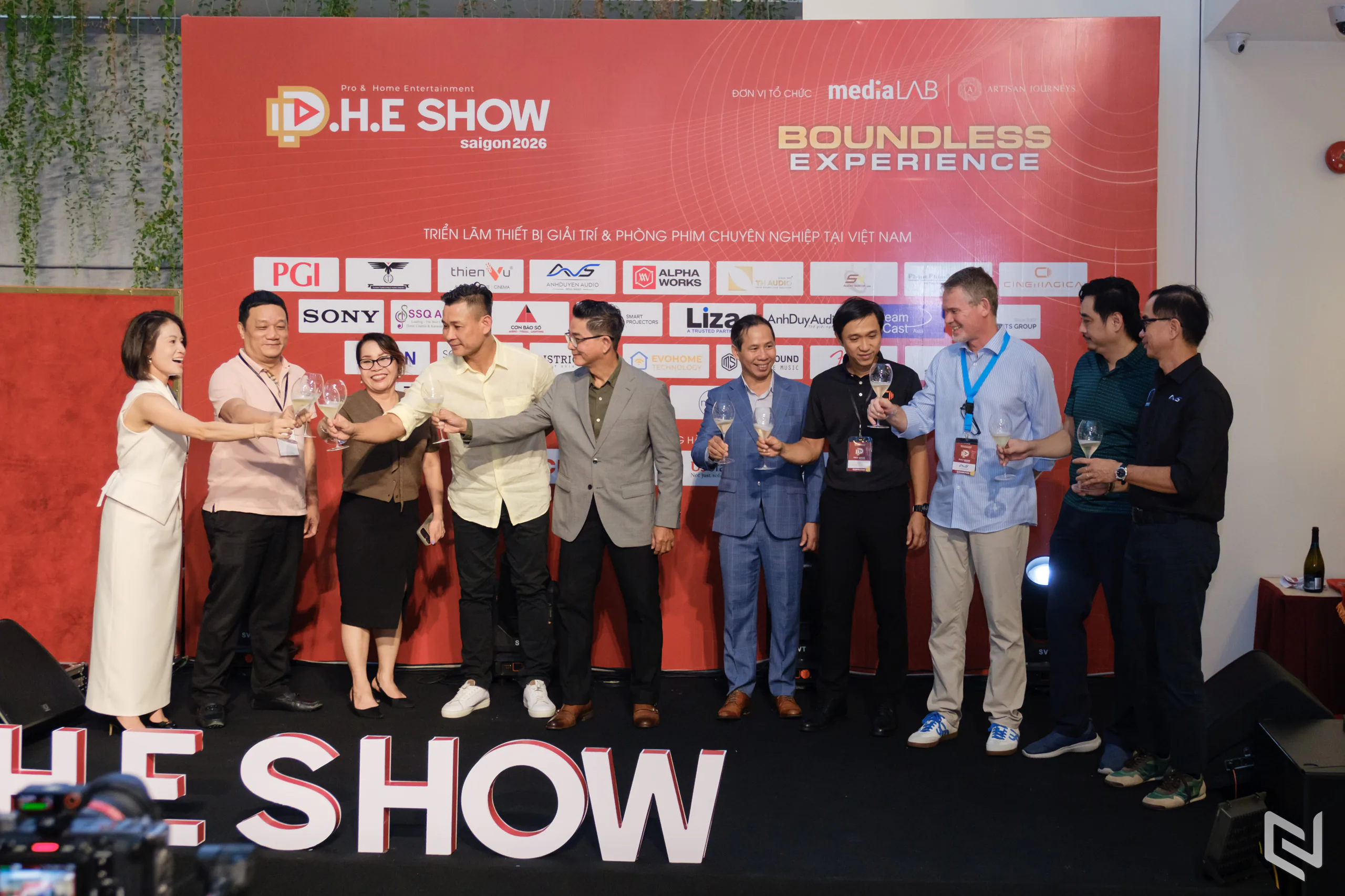 P.H.E Show: khi phòng phim gia đình thành chuẩn sống mới