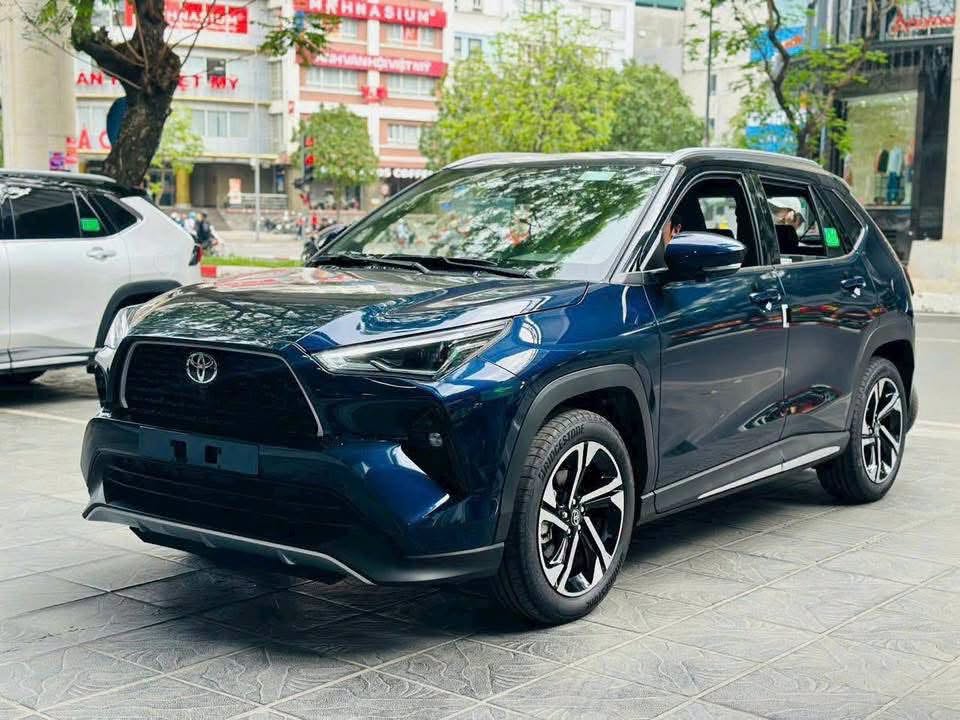 Yaris Cross tái chiếm ngôi vương, bản hybrid dẫn sóng xe xanh