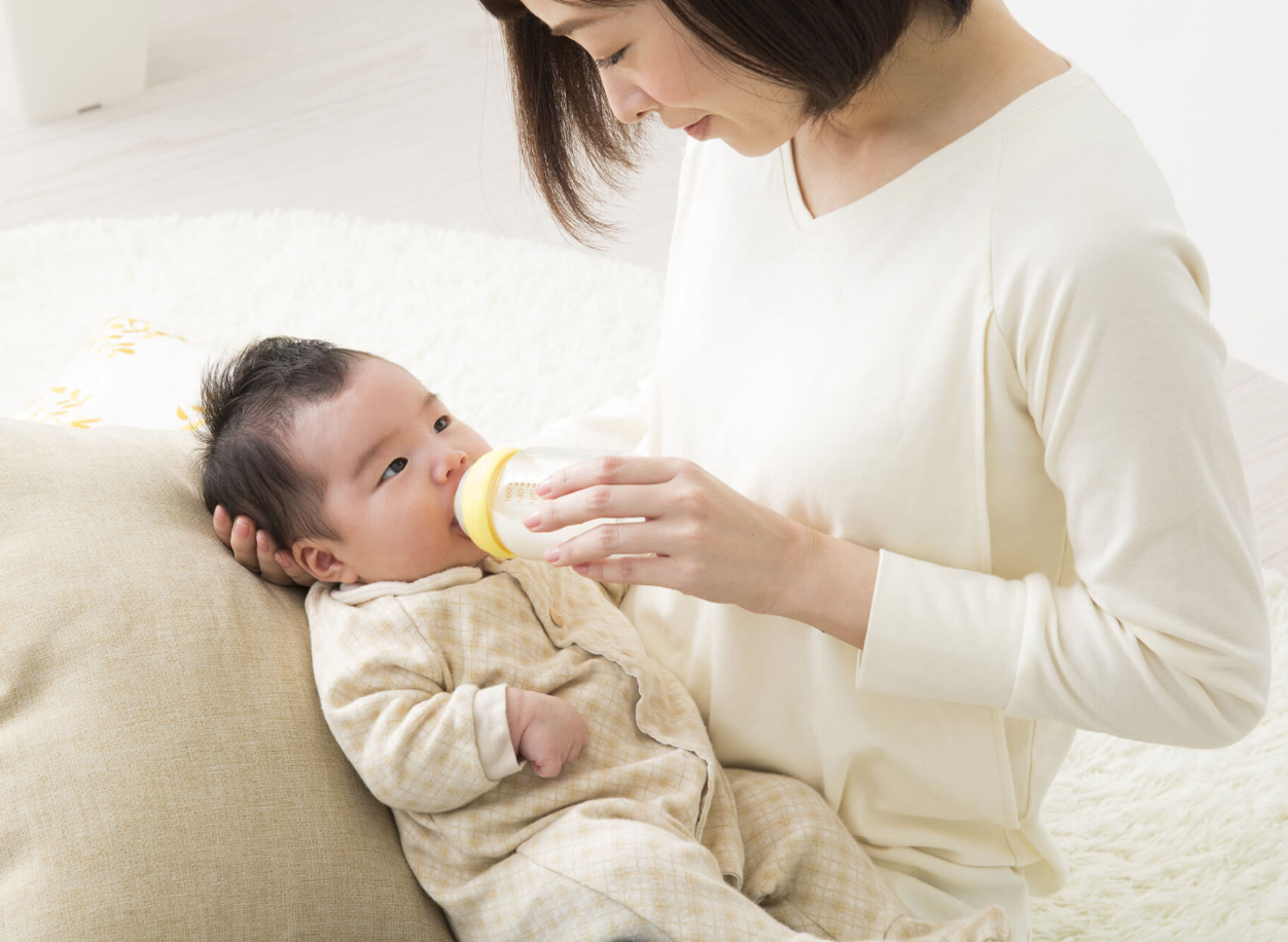 Đựng và bảo quản sữa mẹ an toàn cho mẹ đi làm