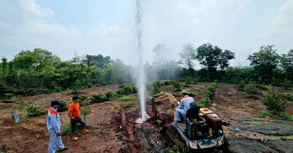 Chuyên gia địa chất giải thích giếng phun khí CO2 và sạt lở đất vùng cao