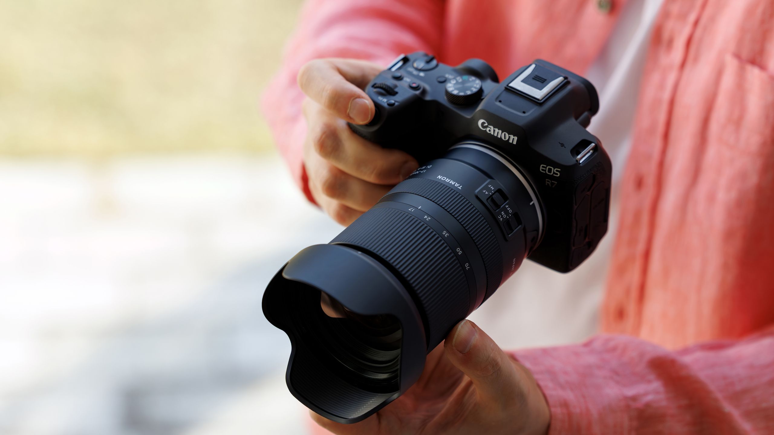 Sony và Tamron: Liên minh chiến lược hay màn thâu tóm định đoạt E-mount?