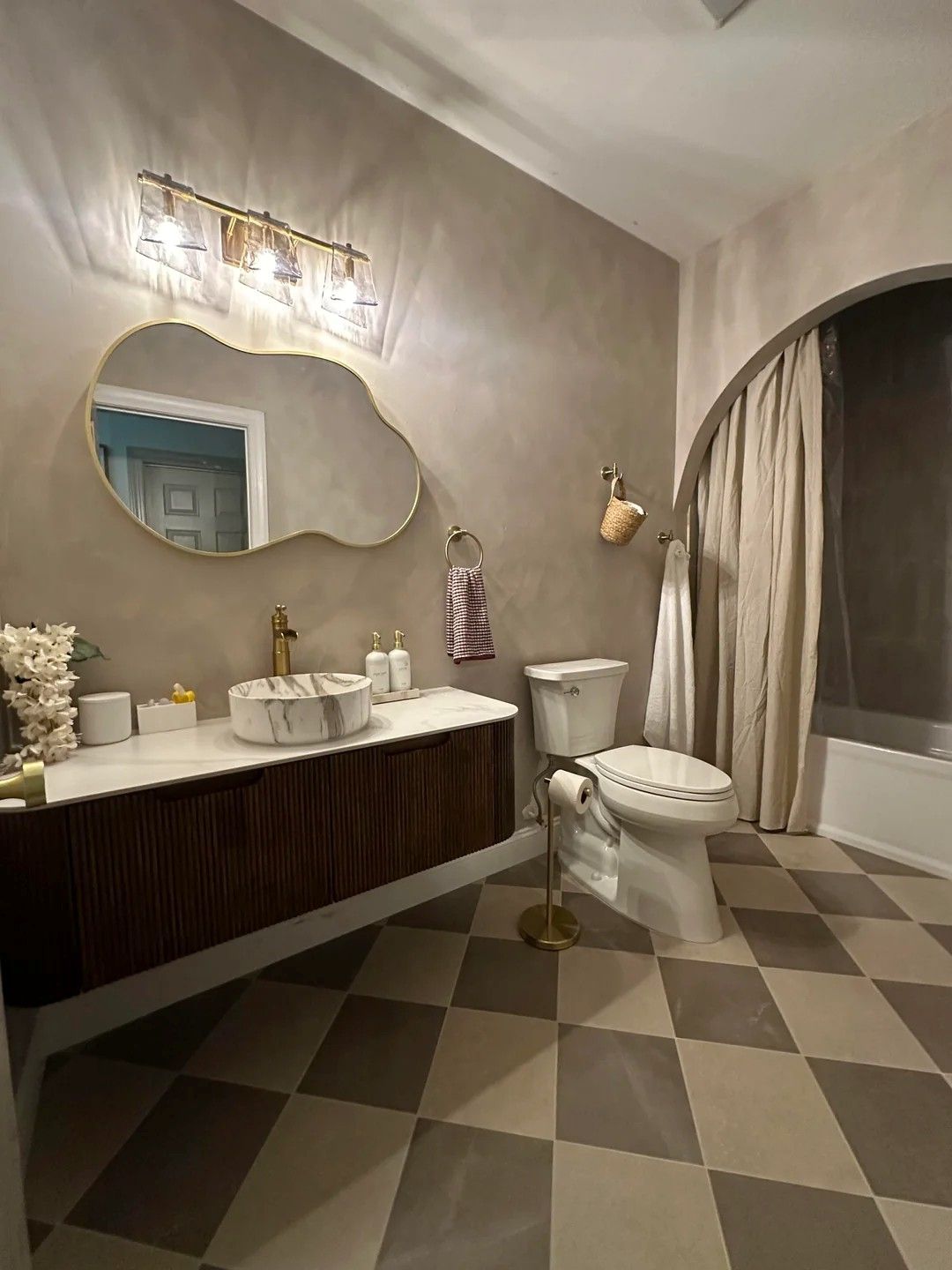 How Bathroom Focal Points Turn Ordinary Rooms Into Retreats