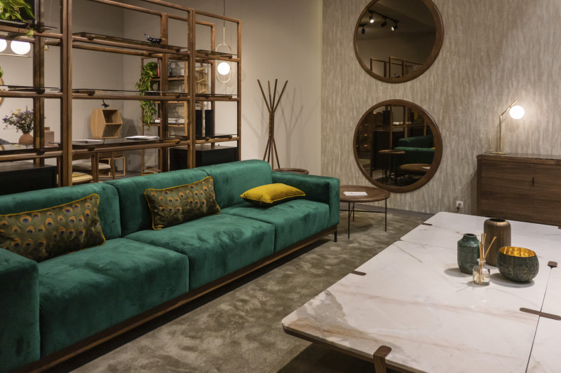 Two-Tone Walls and Color-Shifting Furniture Redefine Neutral Rooms