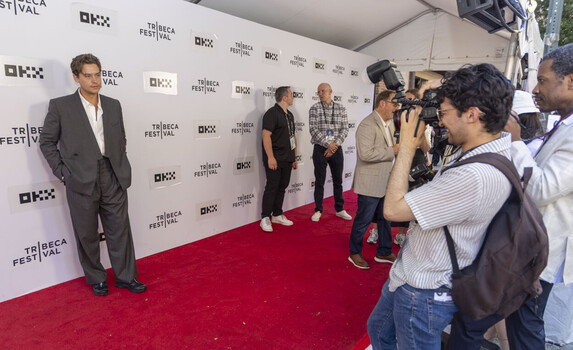 Master Low-Light Event Photography: Sparklers and Red Carpets