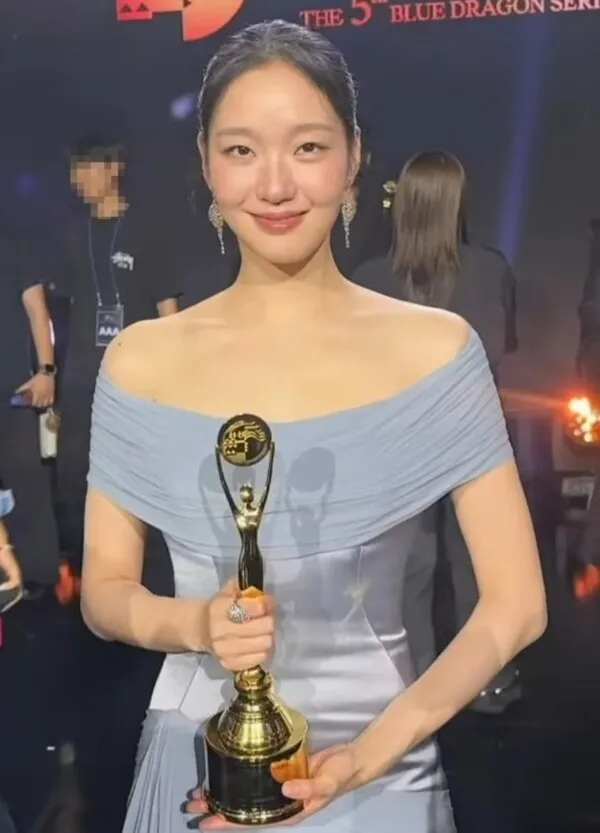 Daesang của Kim Go-eun: Khi một giải thưởng biến thành câu chuyện gia đình ấm áp