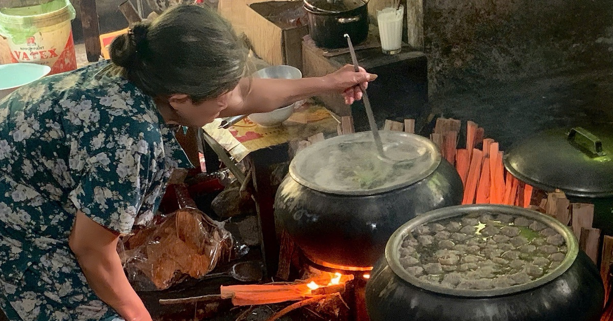 Những quán ăn đường phố nổi tiếng giữ lửa suốt nhiều thập kỷ