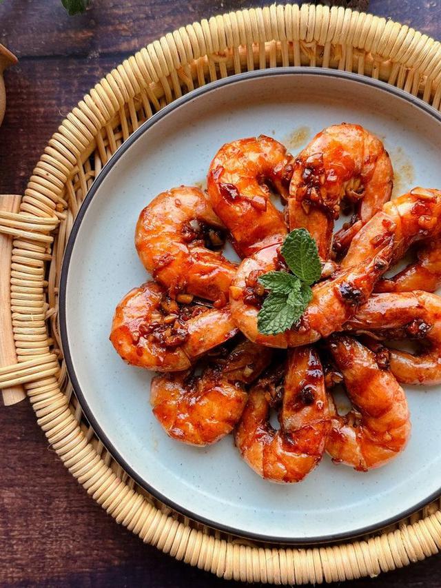 Vỏ tôm không phải “kho canxi”: ăn phần nào mới bổ xương?