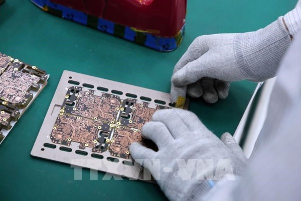 Thuế 15% polysilicon: Cú xoay chuỗi cung ứng chip và năng lượng mặt trời