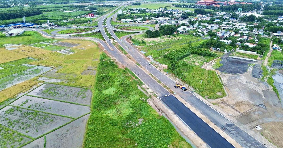 Cao tốc nối sân bay Long Thành vào giai đoạn thảm nhựa