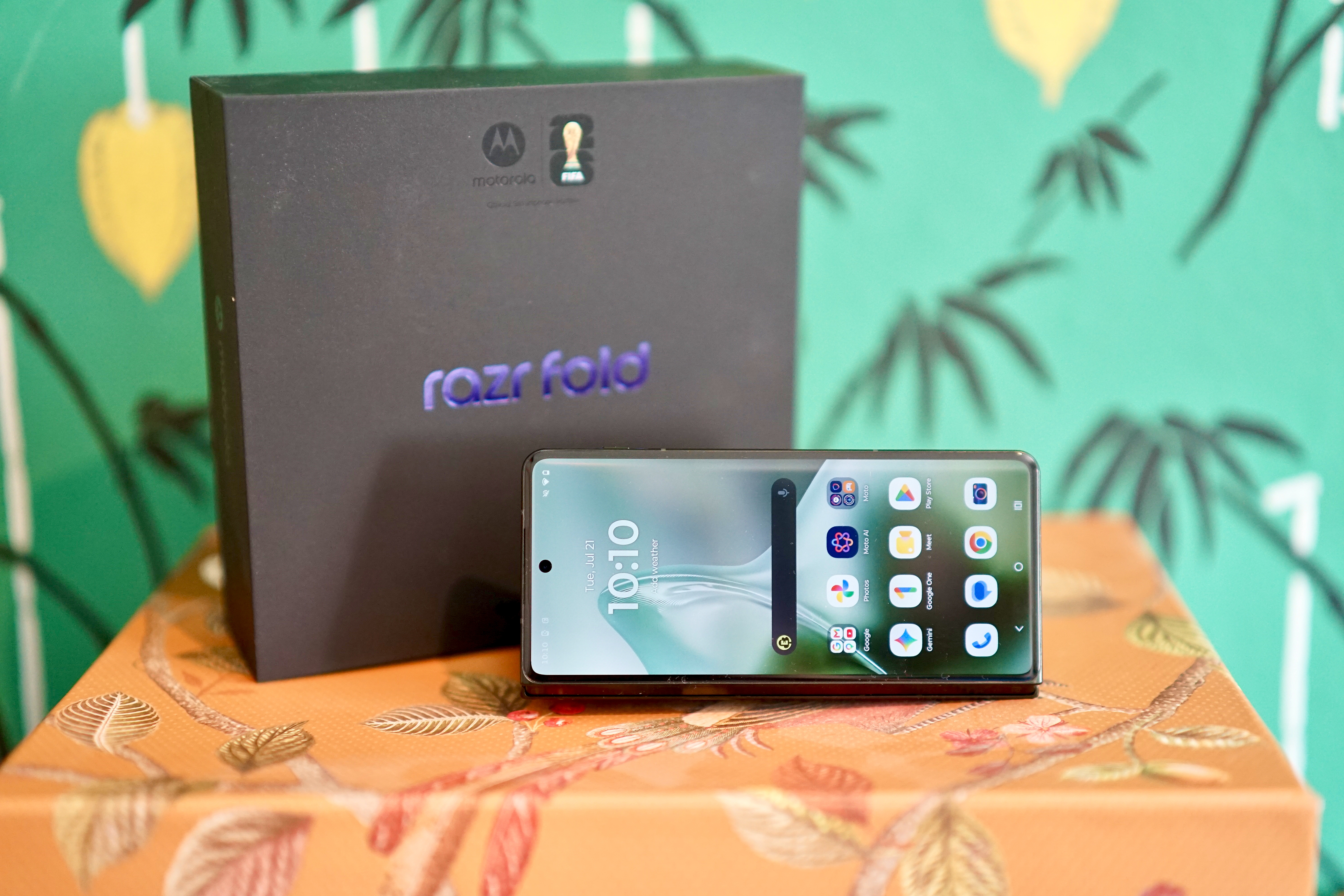 Motorola Razr Fold Review: A Bold Book-Style Rival to Samsung
