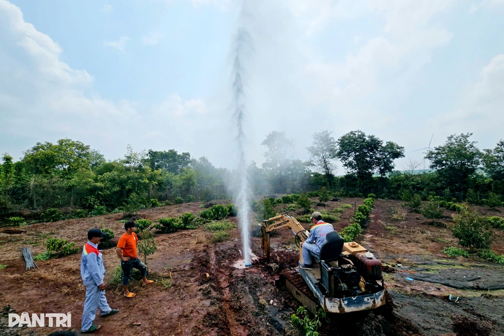 Chuyên gia địa chất giải thích giếng phun khí CO2 và sạt lở đất vùng cao