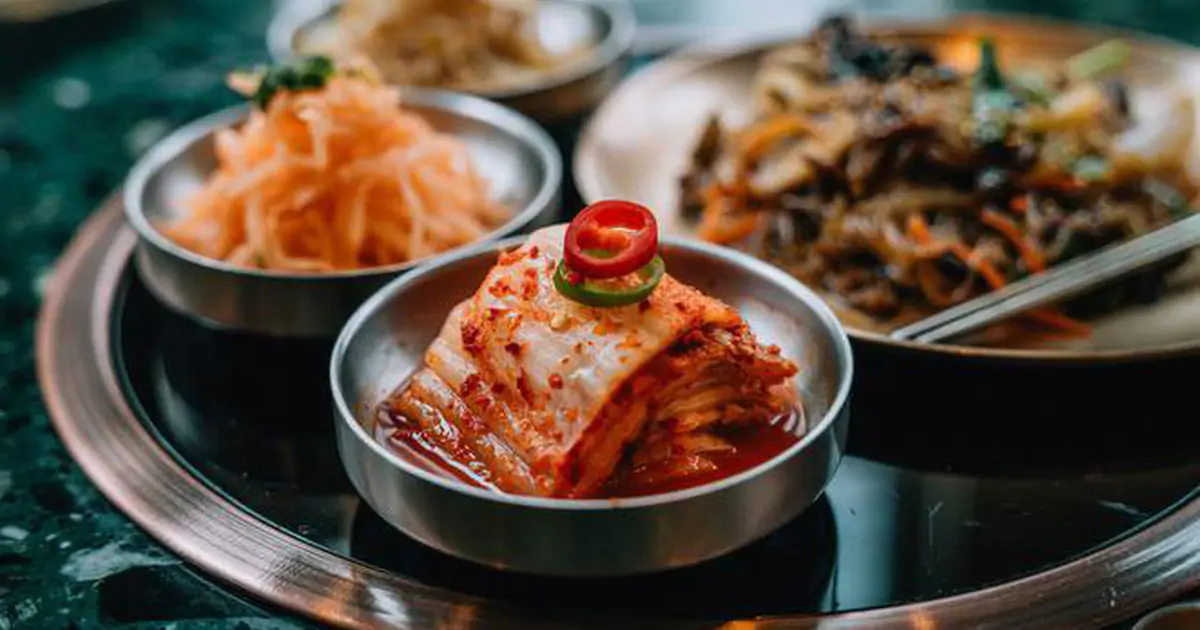 Dưa cà, kim chi tự làm: lợi khuẩn hay ổ vi sinh nguy hiểm?