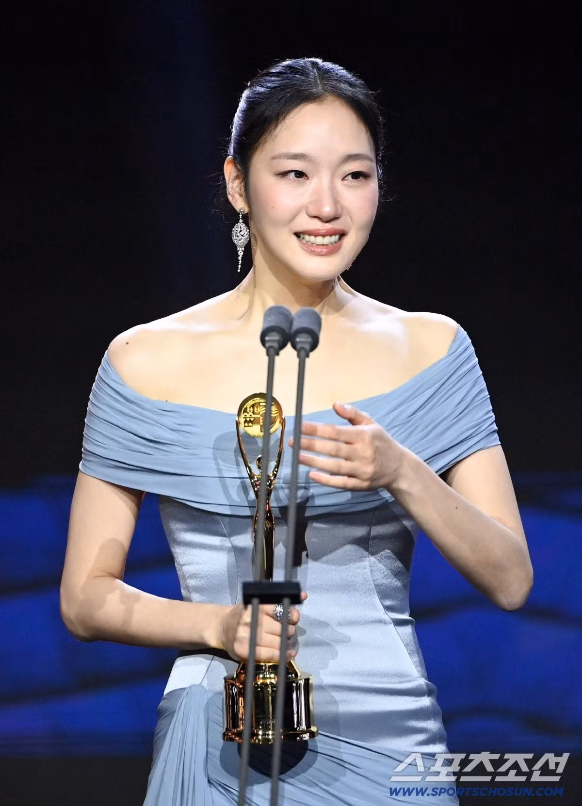 Kim Go-eun và cú Daesang đầu tiên: từ “vai khó nuốt” đến biểu tượng Rồng Xanh