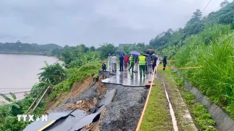 Mưa lũ xé nát quốc lộ miền Bắc: khắc phục khẩn cấp hay chấp nhận sống chung với sạt lở?