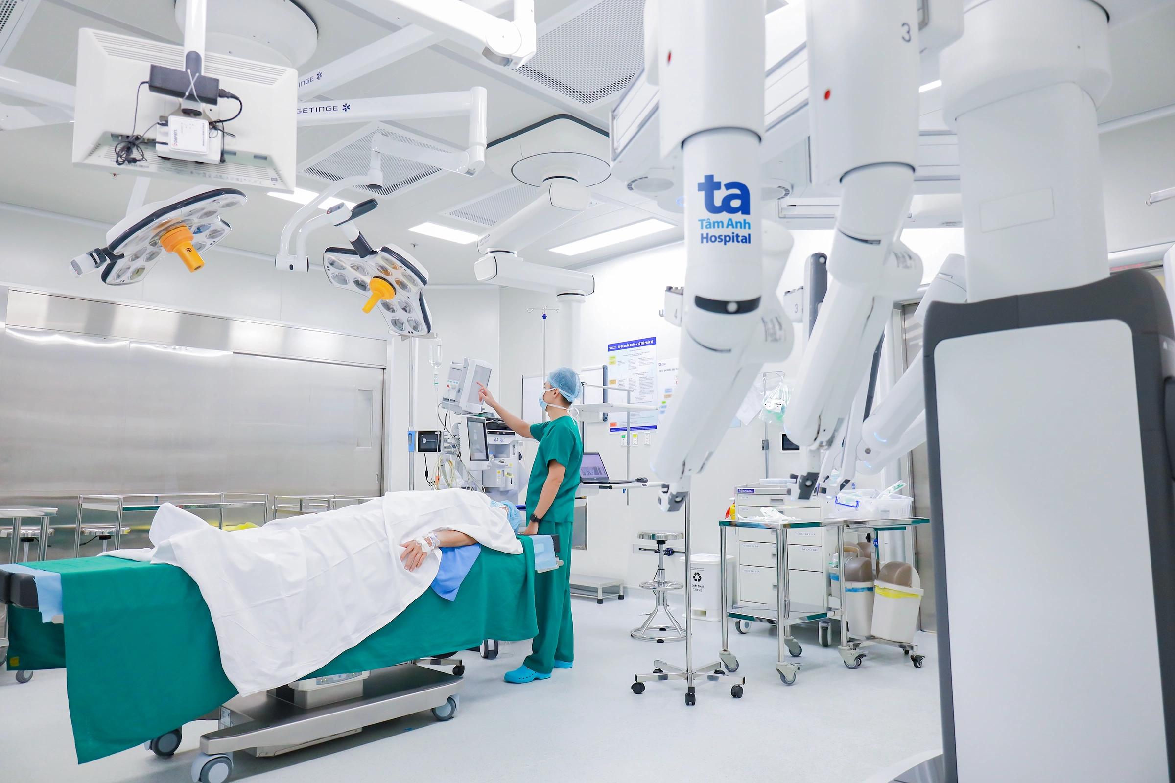 Bước ngoặt phẫu thuật robot Da Vinci: Hai robot, một ca ung thư