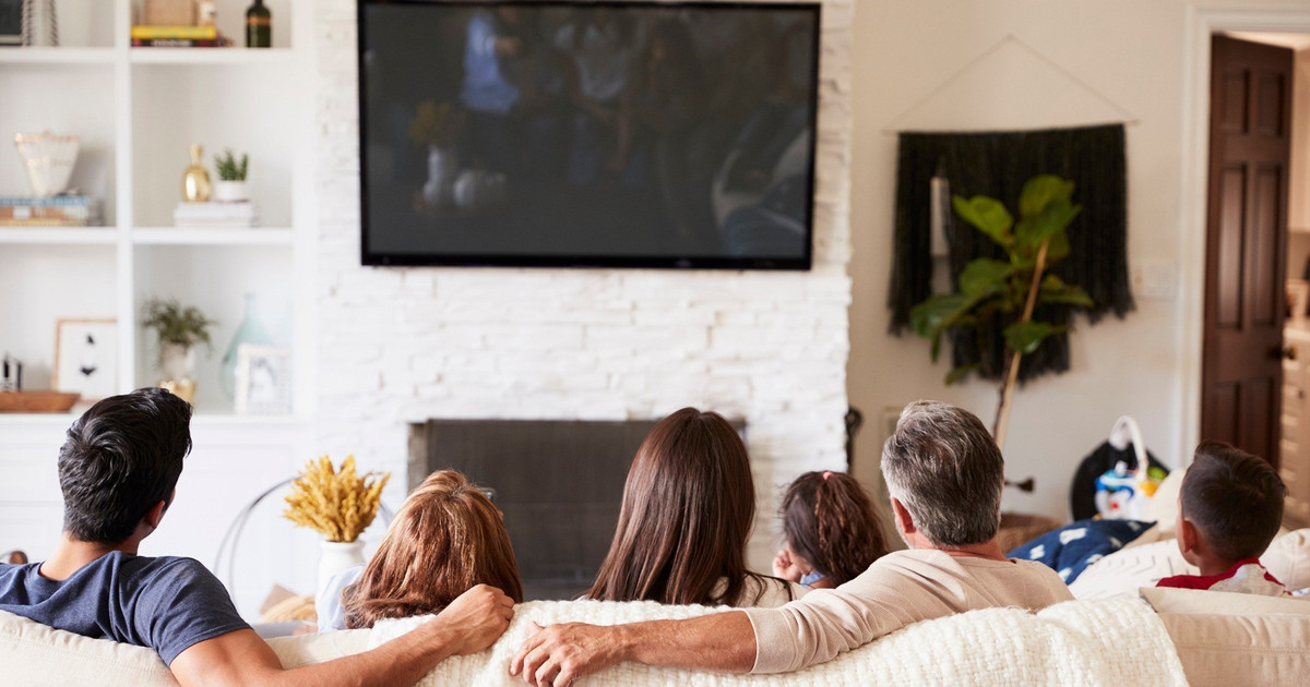 Xem TV hàng giờ và ngủ khi tivi bật: cái giá phải trả của não bộ
