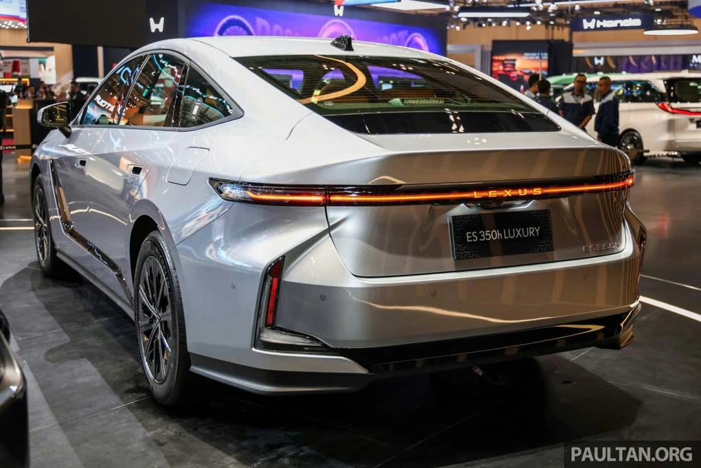 Lexus ES thế hệ mới: sedan hạng sang điện mở đường vào Việt Nam