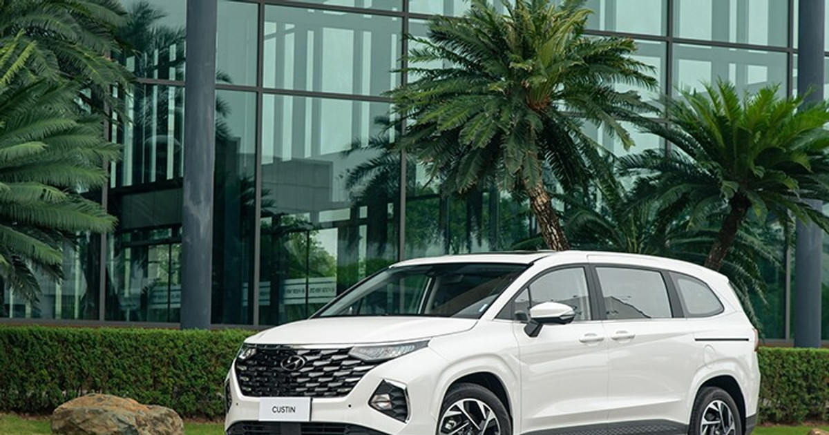 Hyundai Stargazer giảm giá sốc và Custin: MPV 7 chỗ nào đáng mua?