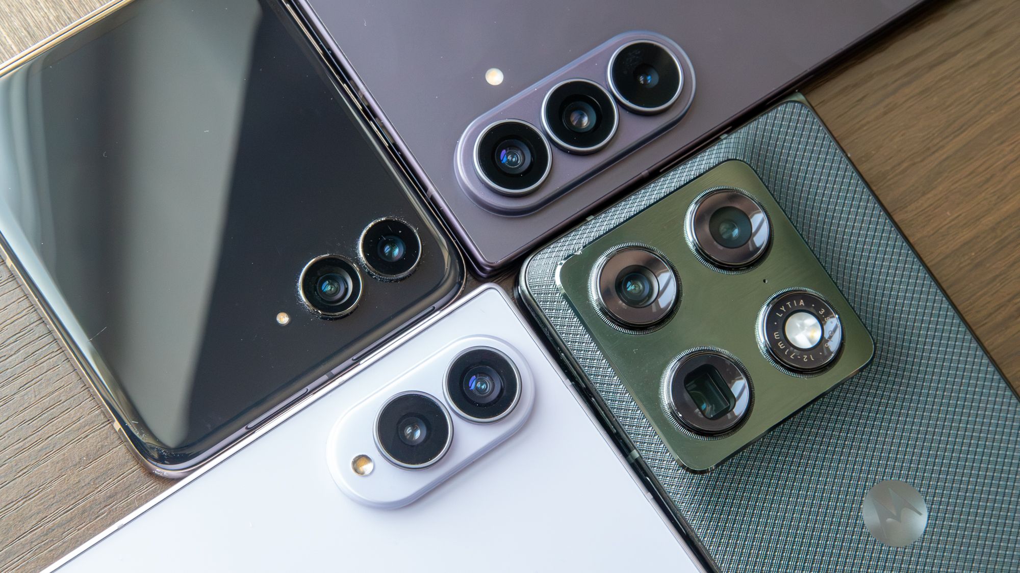 Galaxy Z Fold 8 vs Razr Foldables: Camera Tested in 1,000 Shots