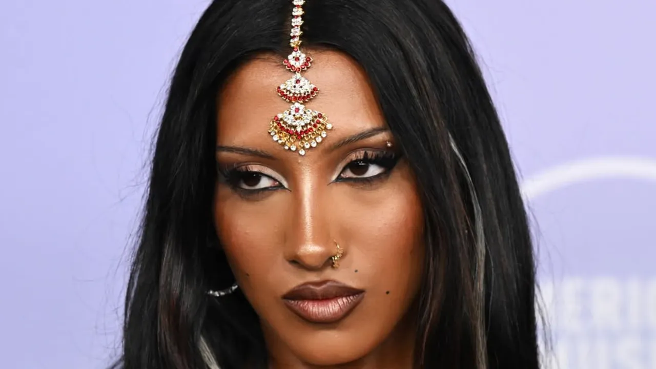 Y2K and ’90s Makeup Are Back: How to Do Frosted, Skinny, and Tacky Right