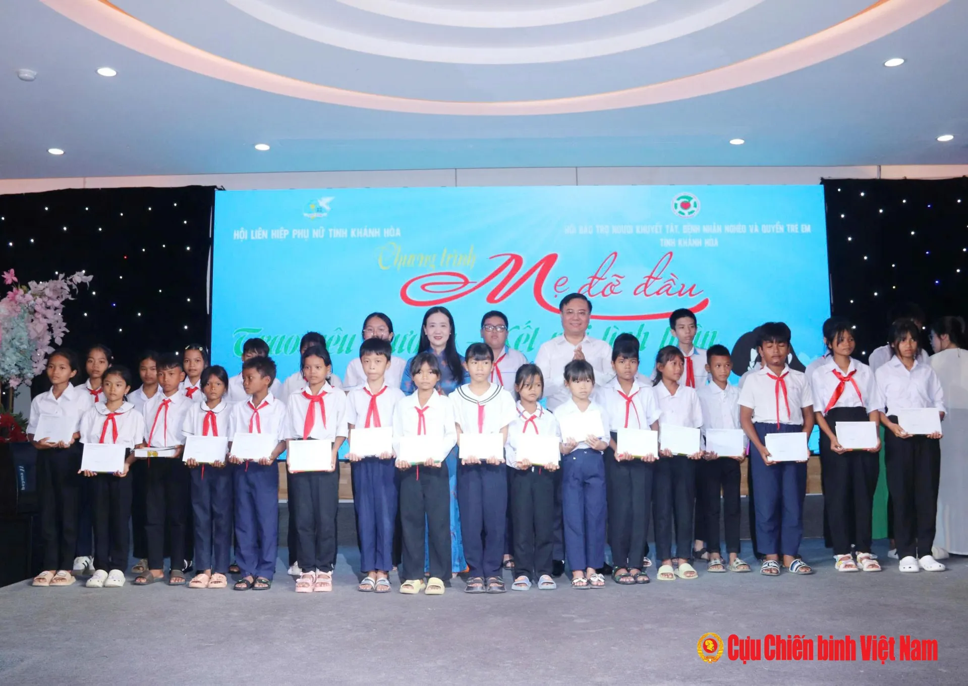 Hơn 200 suất học bổng và quà tặng tiếp sức trẻ em khó khăn trước năm học mới