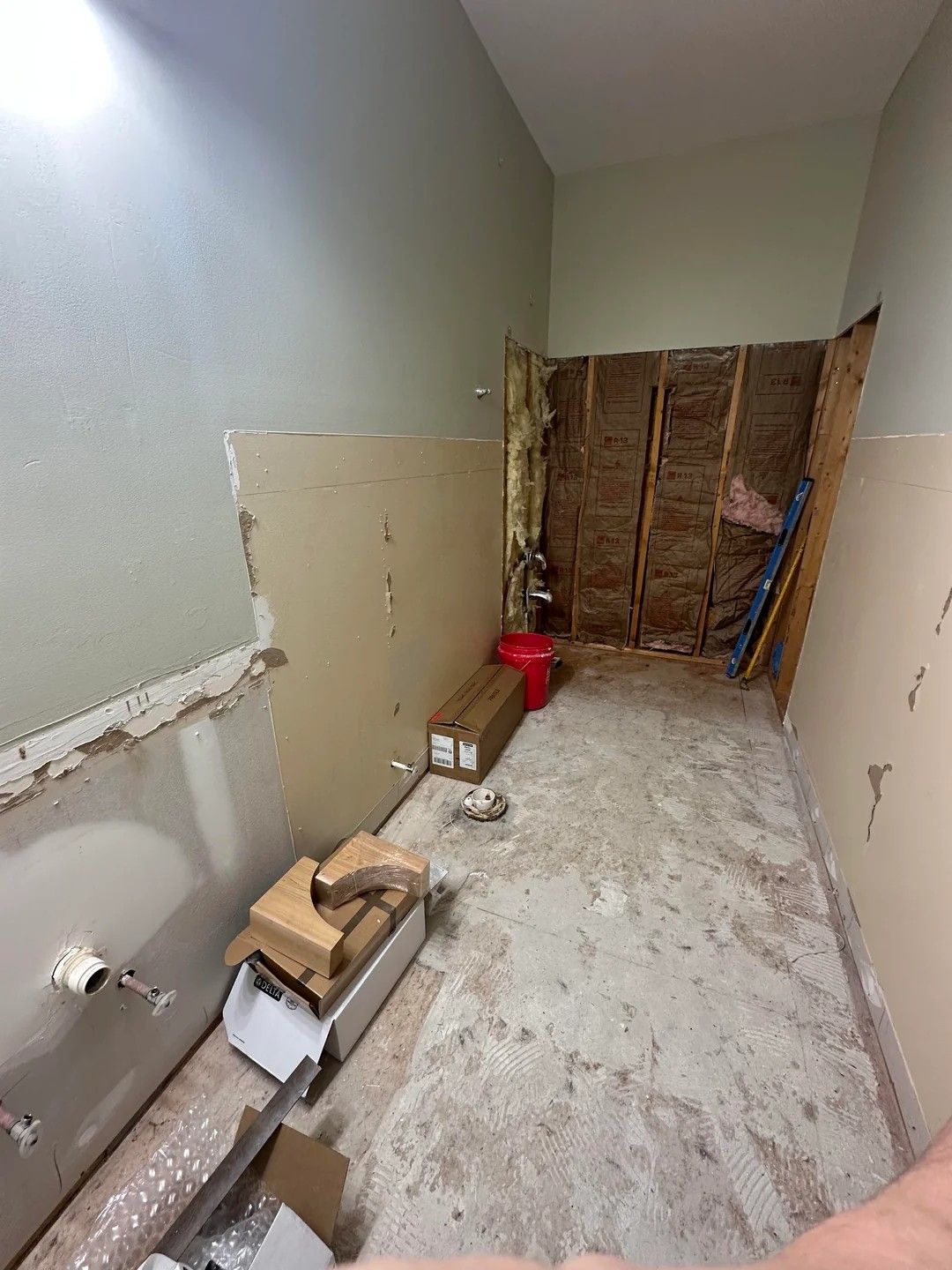 How Arches and Alcoves Turn Plain Bathrooms Into Designer Spaces