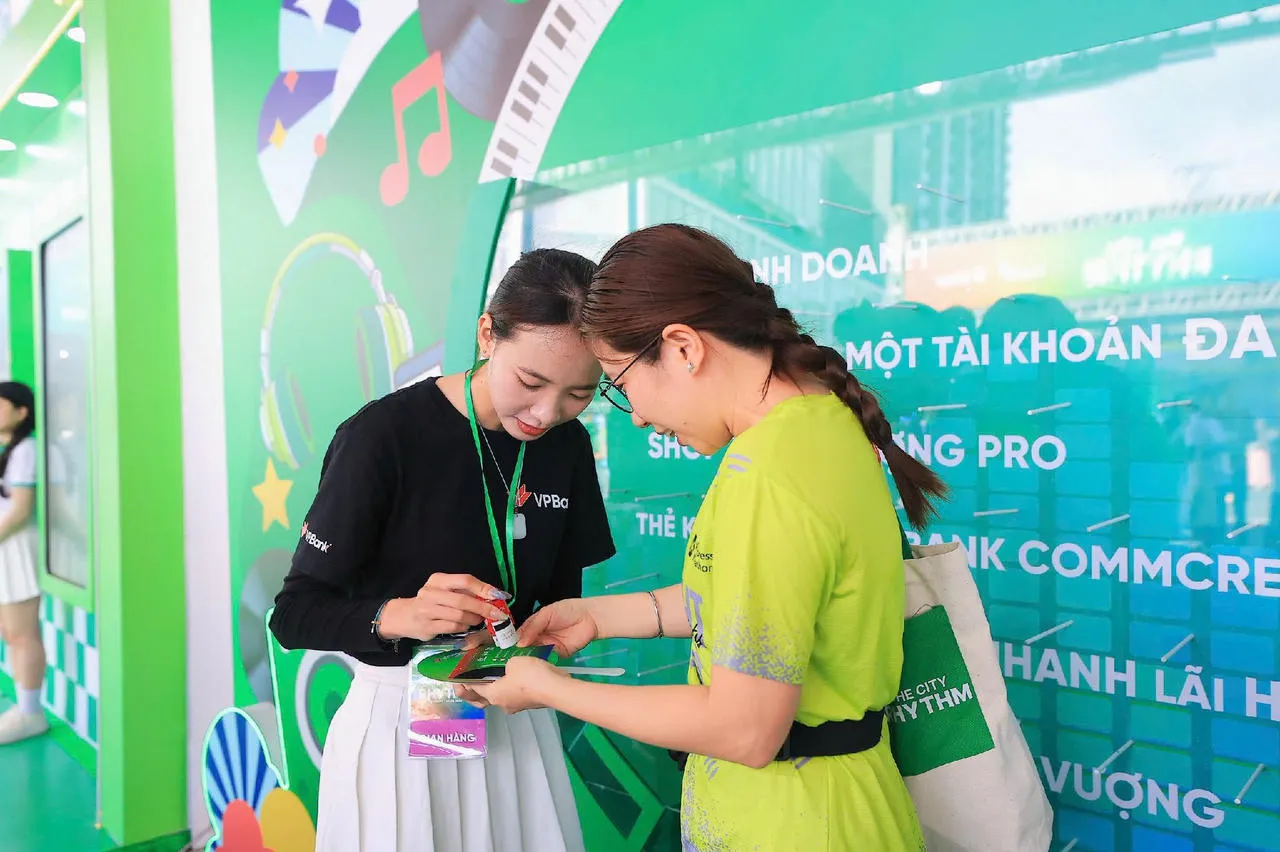 Hộp âm nhạc khổng lồ VPBank: nhịp đập sôi động trước giờ G nửa marathon