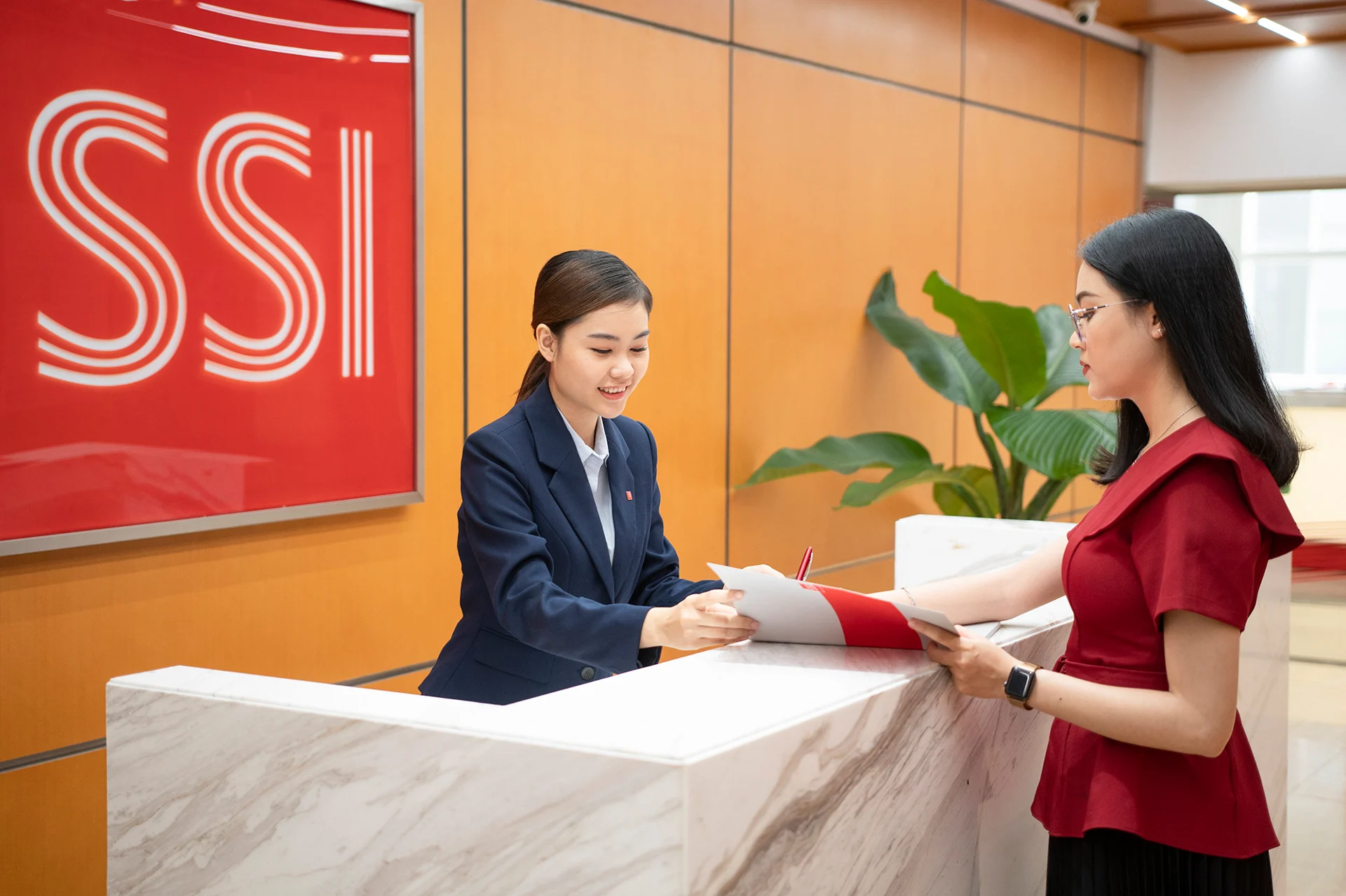 Cuộc đua AI trong chứng khoán: Phí rẻ không còn đủ