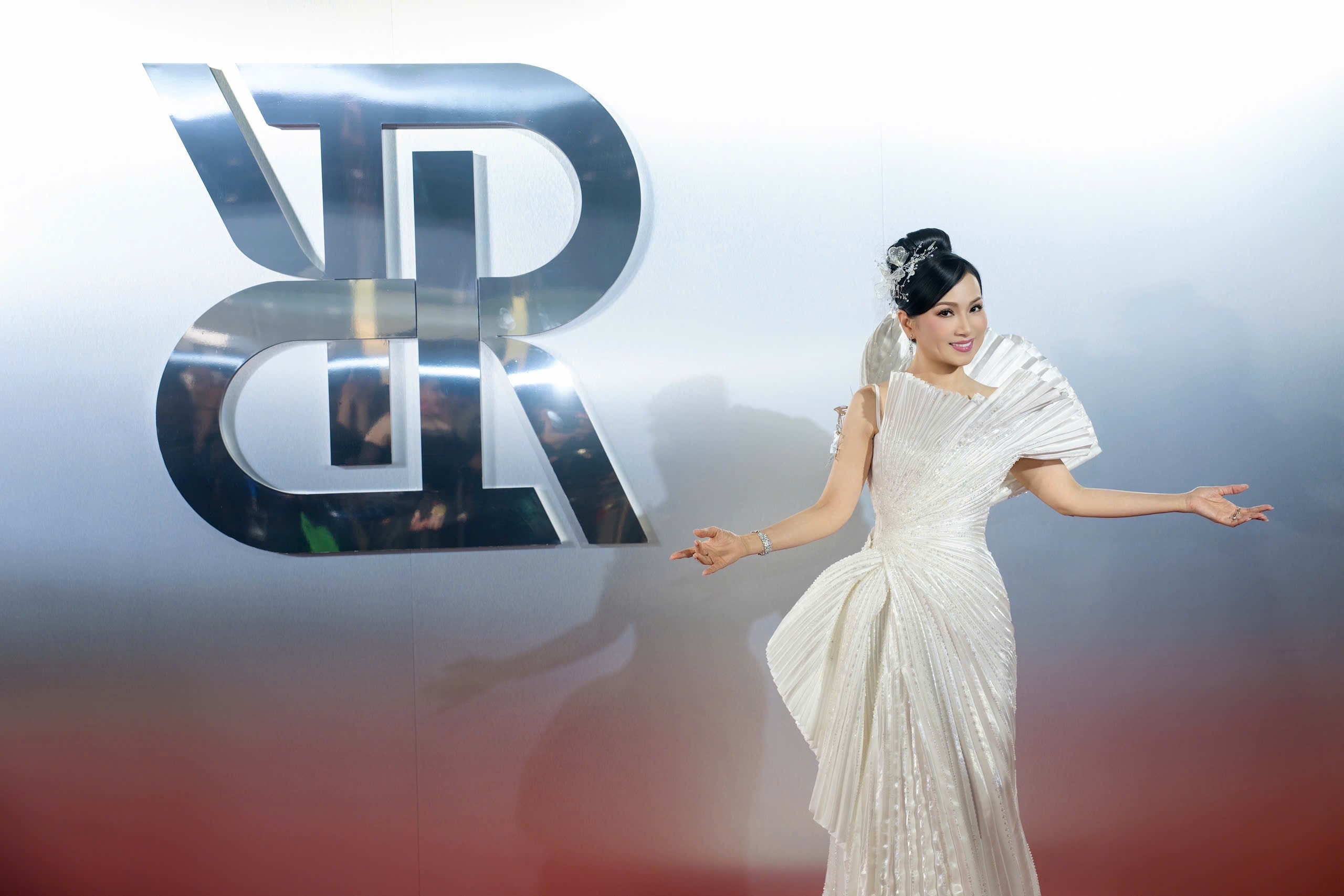 Áo dài haute couture trên sàn diễn: Khi các nàng thơ Việt tỏa sáng với thiết kế nặng 6kg