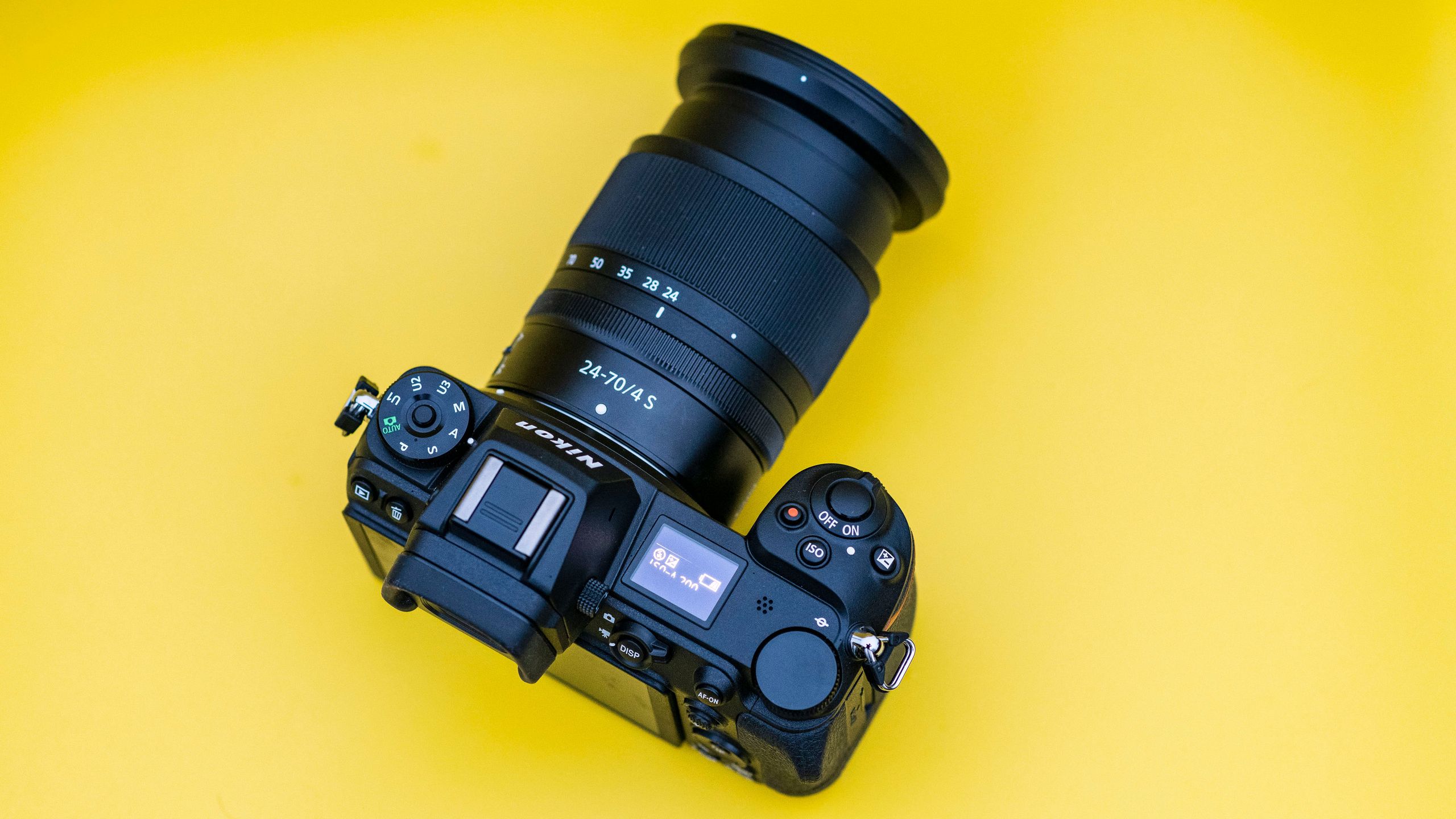 Thị trường máy ảnh co hẹp: Nikon bị kẹp giữa doanh số giảm và chi phí AI tăng