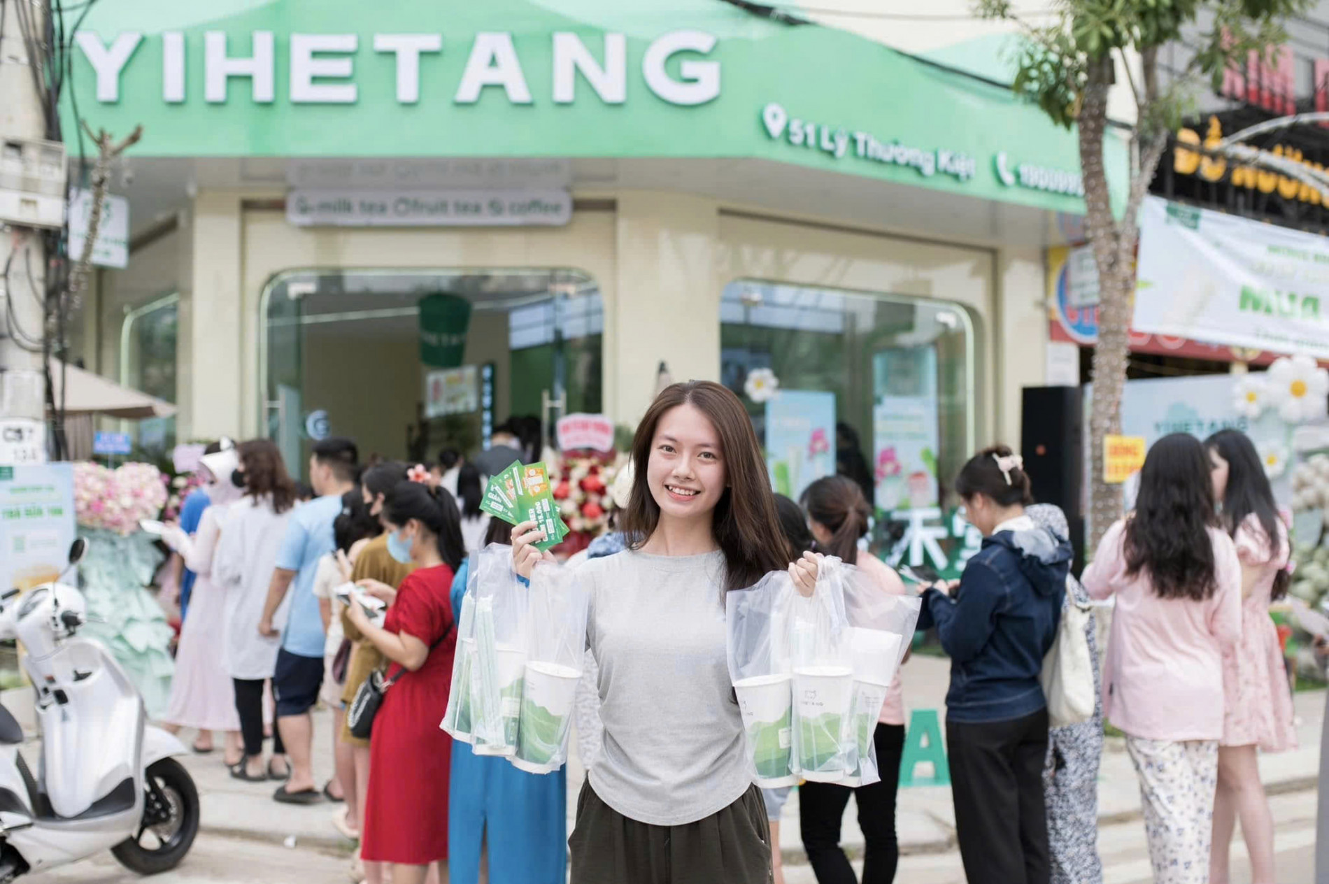 Từ xe đẩy nhỏ đến chuỗi nhà hàng: Bánh tráng cuốn và hành trình thăng hạng