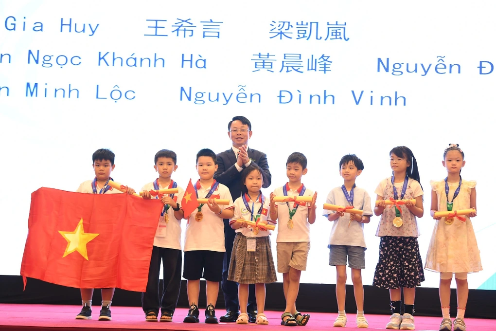 Từ học sinh làng quê đến thủ khoa: Những câu chuyện truyền cảm hứng từ Đấu trường Toán học châu Á