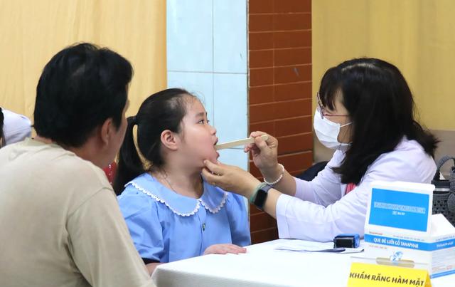 Khám sức khỏe miễn phí cho học sinh TP.HCM: Lợi ích và giới hạn của chính sách mới