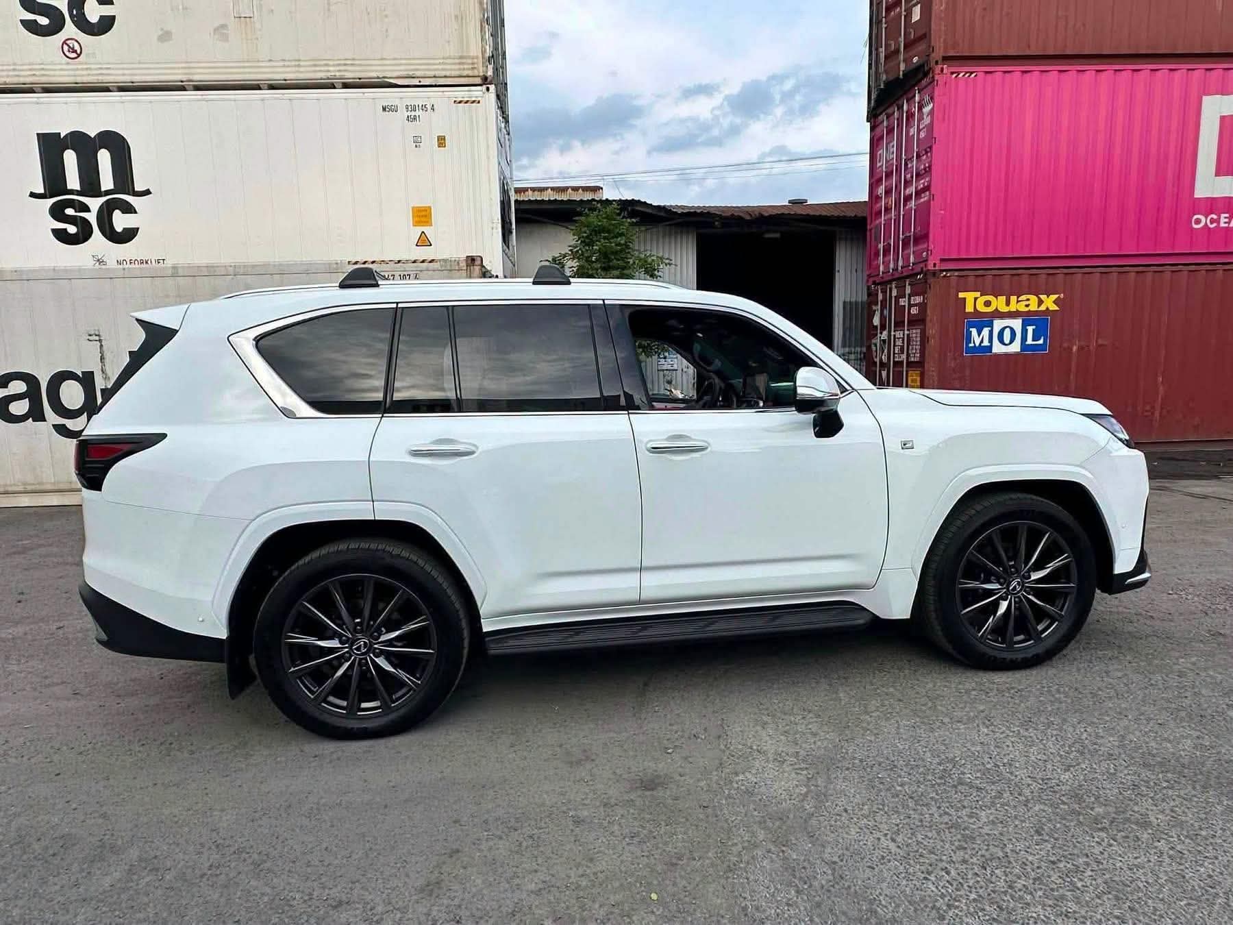 Lexus LX 700h đầu tiên cập cảng: SUV hybrid hạng sang 457 mã lực