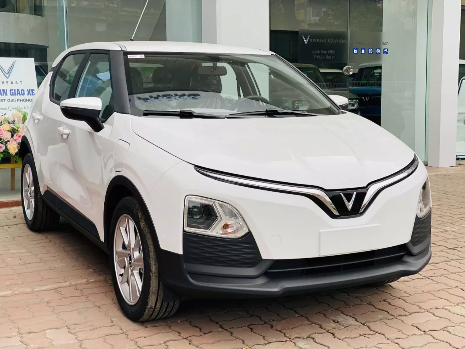 VinFast VF 5 và VF 8: nên mua mẫu nào trong tháng 8?