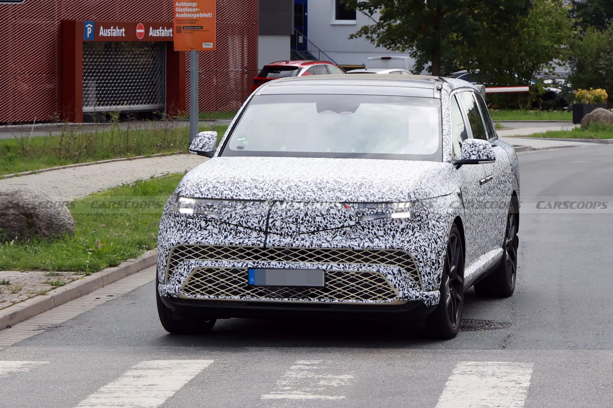 Range Rover Electric và Genesis GV90: ai dẫn dắt cuộc chơi SUV điện siêu sang?