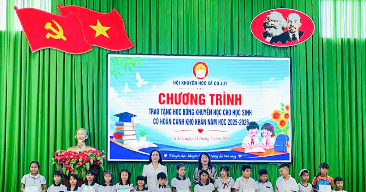 Những chương trình hỗ trợ học sinh khó khăn trước mùa tựu trường