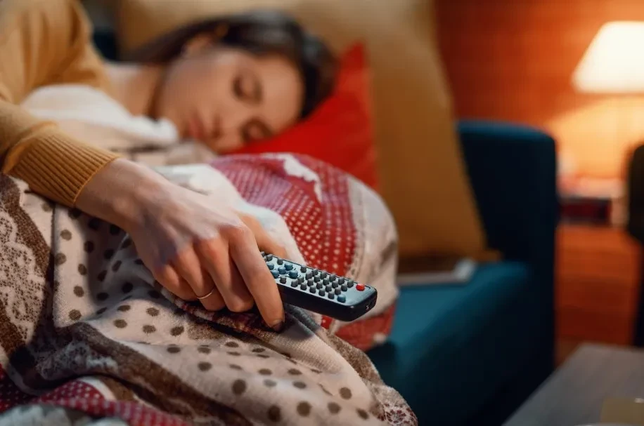 Xem TV hàng giờ và ngủ khi tivi bật: cái giá phải trả của não bộ