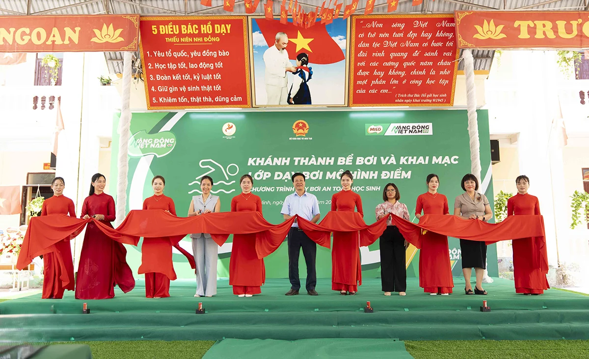 Lớp dạy bơi miễn phí: Lá chắn mới chống đuối nước học đường